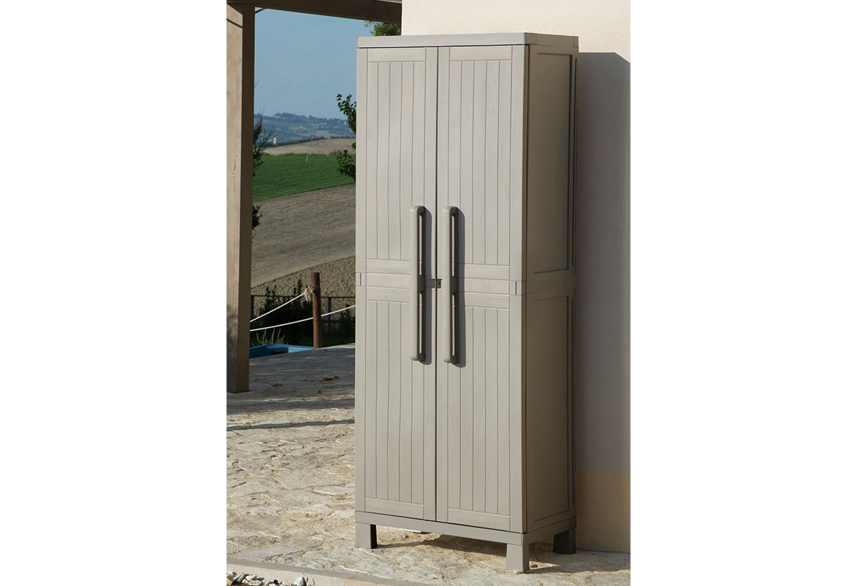 Στην φωτογραφία απεικονίζεται η ντουλάπα τοποθετημένη σε εξωτερικό χώρο